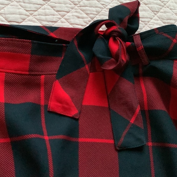 ICÔNE - RED Elegant Midi Checkered Skirt with Flared Hem and Pockets - XL - Picture 7 of 8